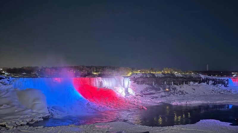 Las Cataratas del Niágara se iluminan por la Independencia Dominicana