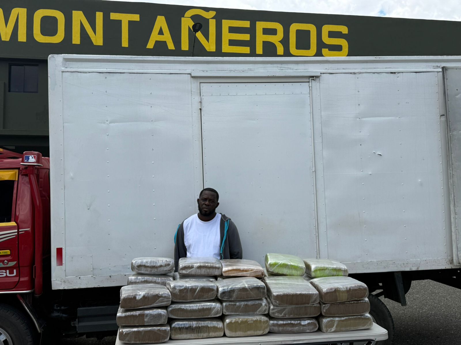 Ejército detiene hombre con 35 pacas de presunta marihuana ocultas en camión en San Juan de la Maguana