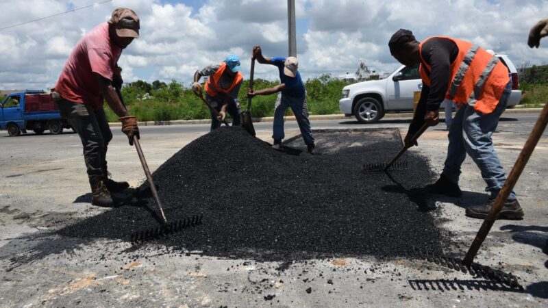 CAASD asfalta 5,000 metros cuadrados en el Gran Santo Domingo en primeros dos meses de 2026