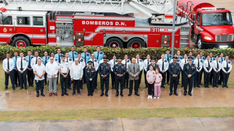 Bomberos del DN realizan su 40º graduación y el tradicional desfile de camiones
