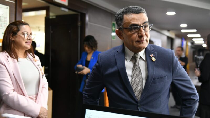 Miembros del Parlacen por República Dominicana reciben nueva cédula de identidad en la JCE
