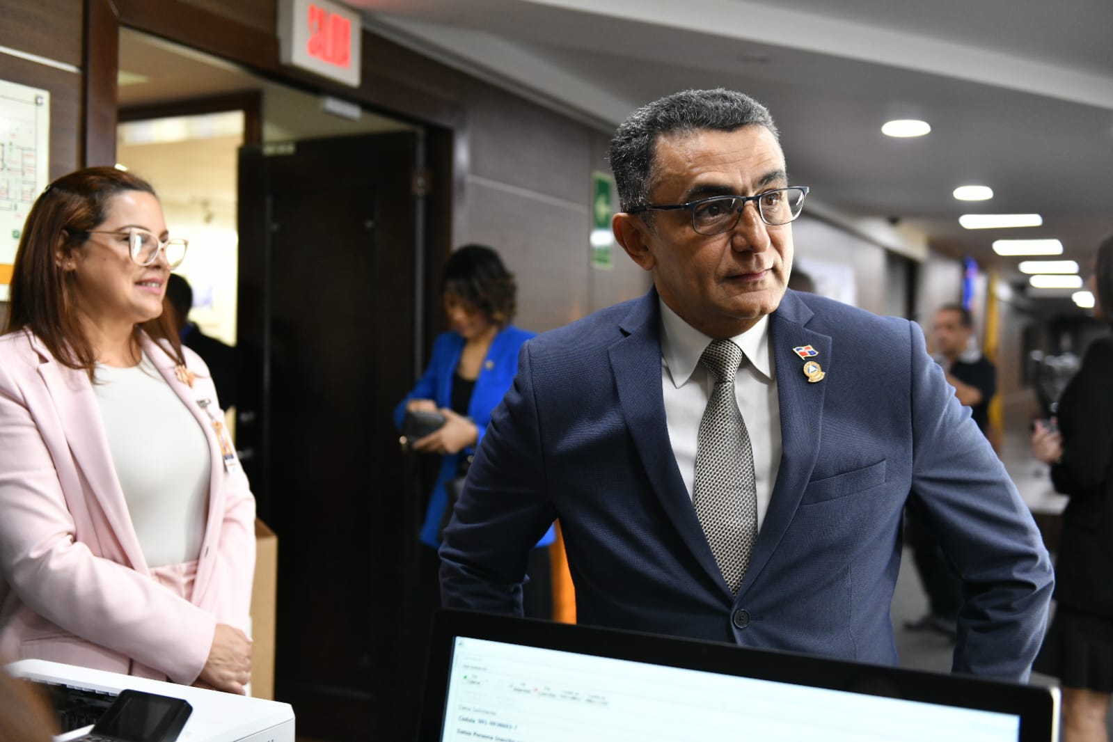 Miembros del Parlacen por República Dominicana reciben nueva cédula de identidad en la JCE