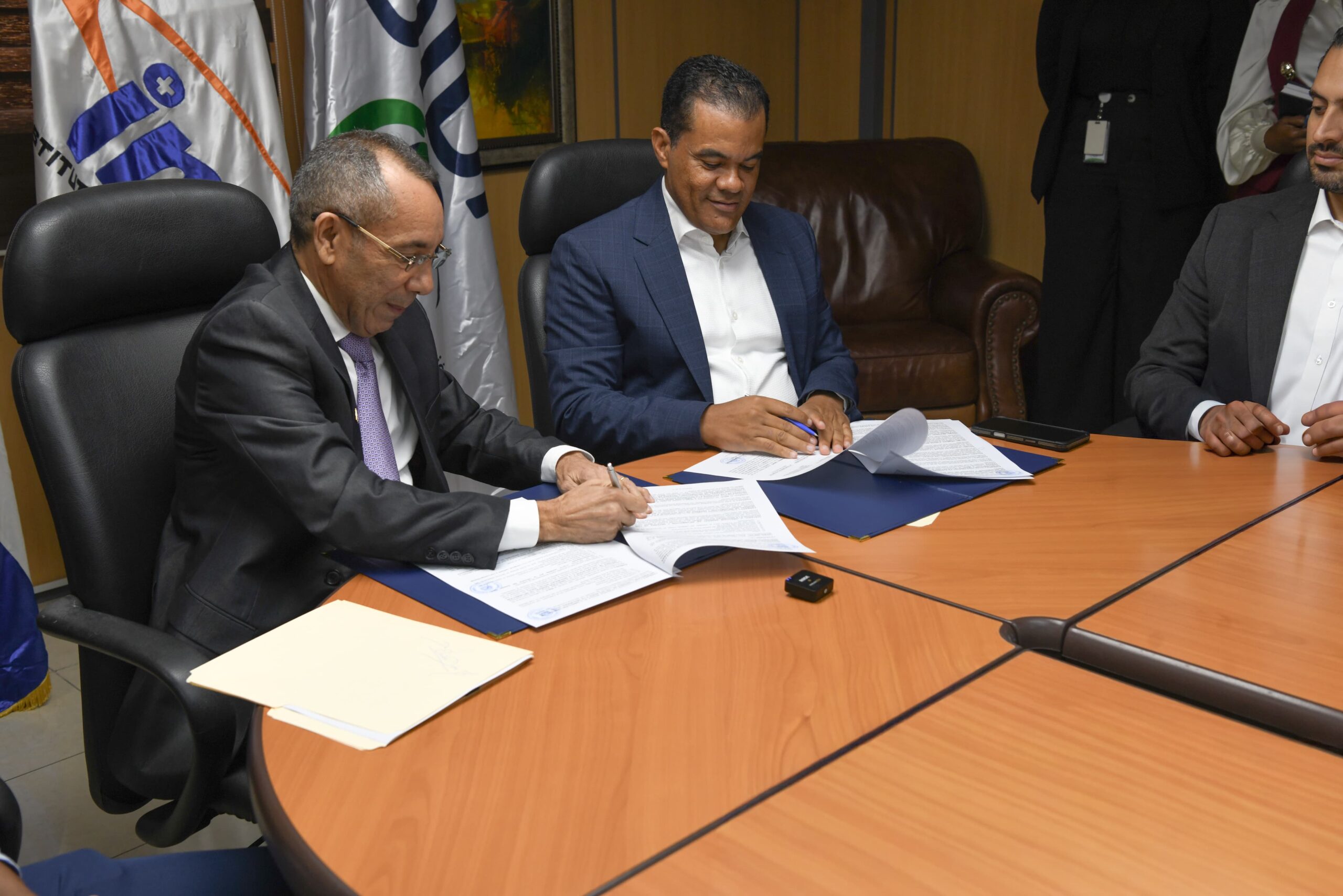 INAVI brindará servicios funerarios a colaboradores de la DIDA; administrador destaca incremento de matrícula