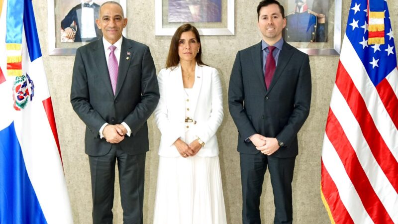 Embajadora EE. UU. presenta al Presidente DNCD nuevo agregado DEA en RD 