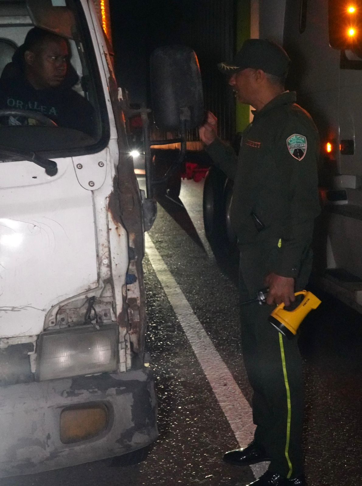 DIGESETT refuerza controles preventivos y retiene vehículos pesados en condiciones de riesgo en la autopista Duarte