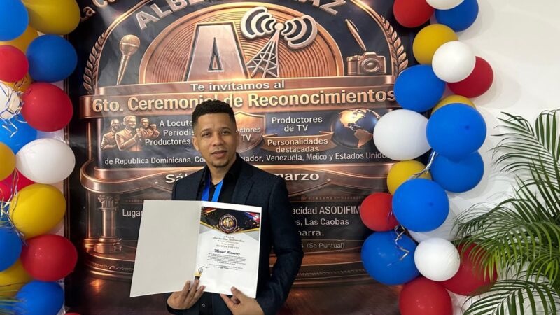 Miguel Ramírez reconocido por su aporte a la comunicación en el 6to Ceremonial de Alberto Díaz Multimedios”.