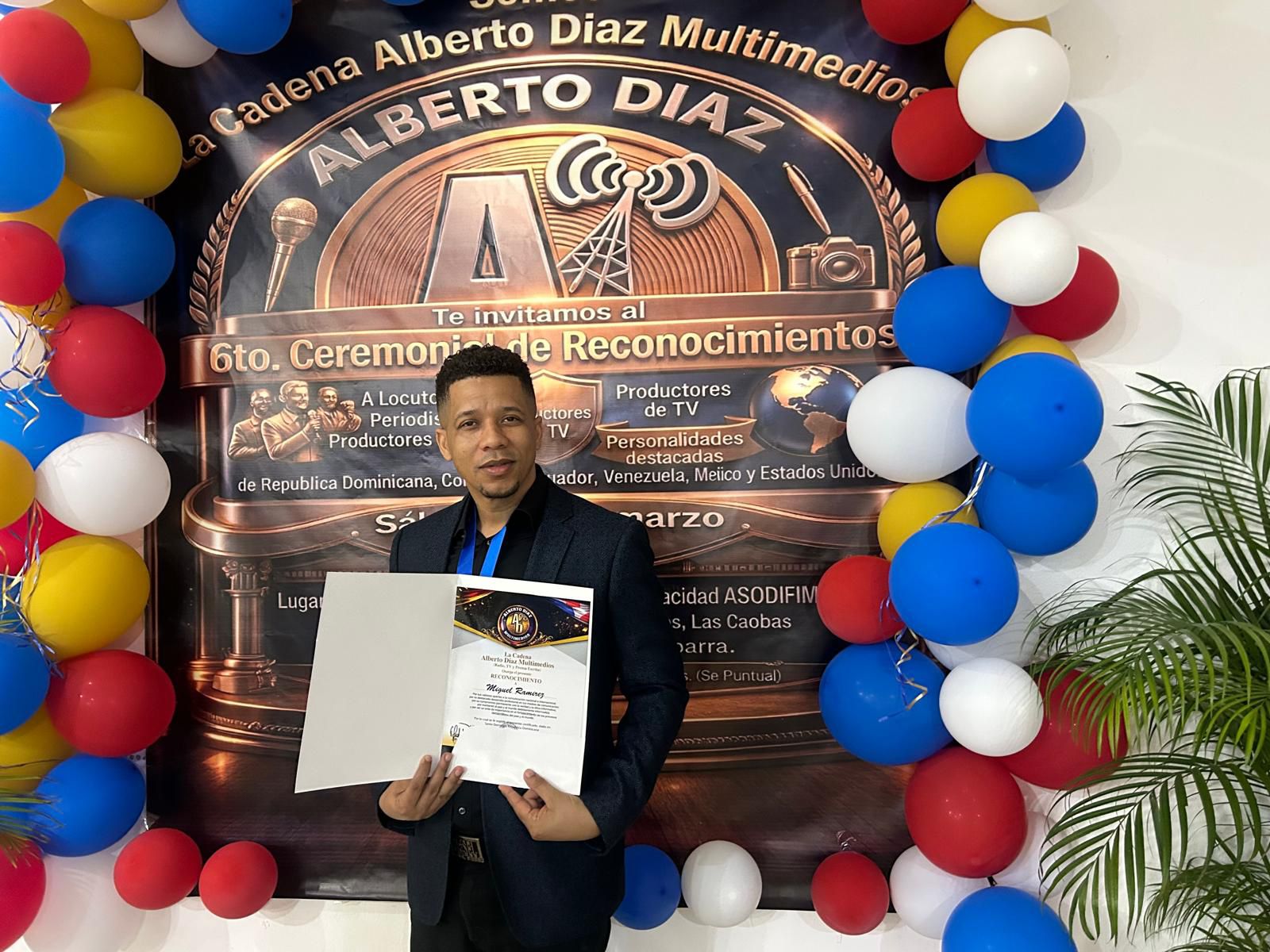 Miguel Ramírez reconocido por su aporte a la comunicación en el 6to Ceremonial de Alberto Díaz Multimedios”.