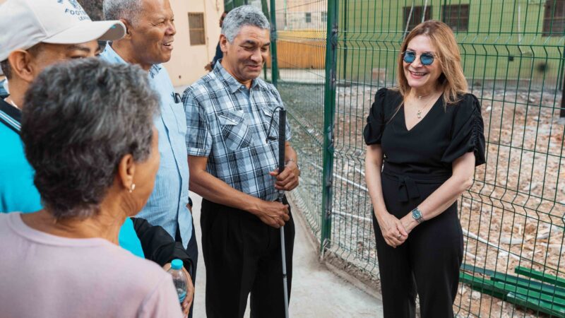 Carolina Mejía supervisa trabajos realizados en el parque V Centenario y su entorno en Villa Juana