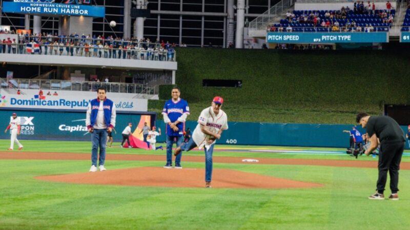 Presidente Abinader asiste a juego inaugural de RD en Clásico Mundial de Béisbol en Miami y lanza primera bola