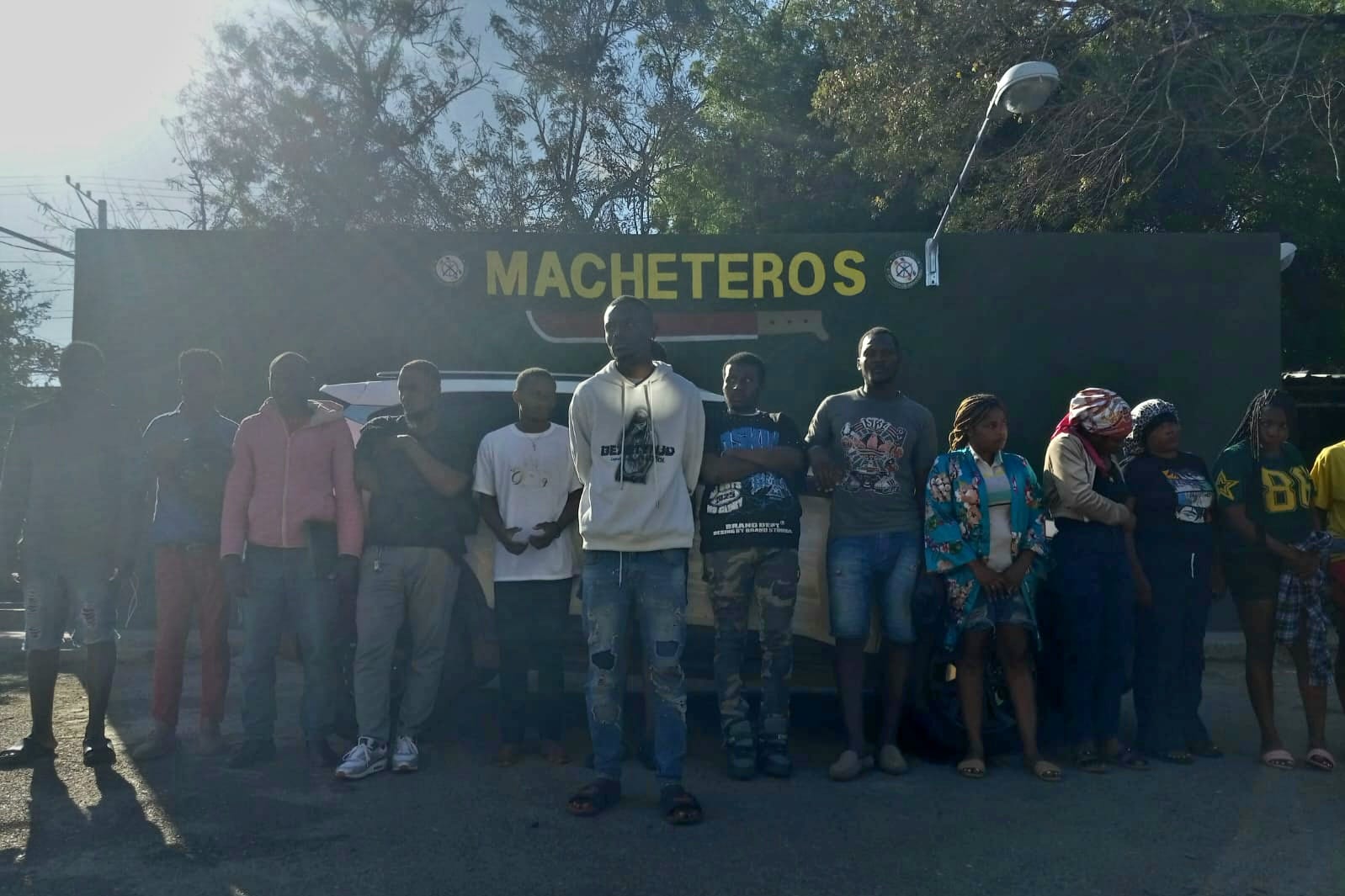 Tras persecución Ejército intercepta vehículo con 16 haitianos indocumentados y detiene conductor en Valverde