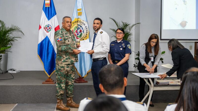 Lee Ballester certifica a 37 nuevos inspectores migratorios tras agotar proceso de pasantías en puertos, aeropuertos y puestos fronterizos