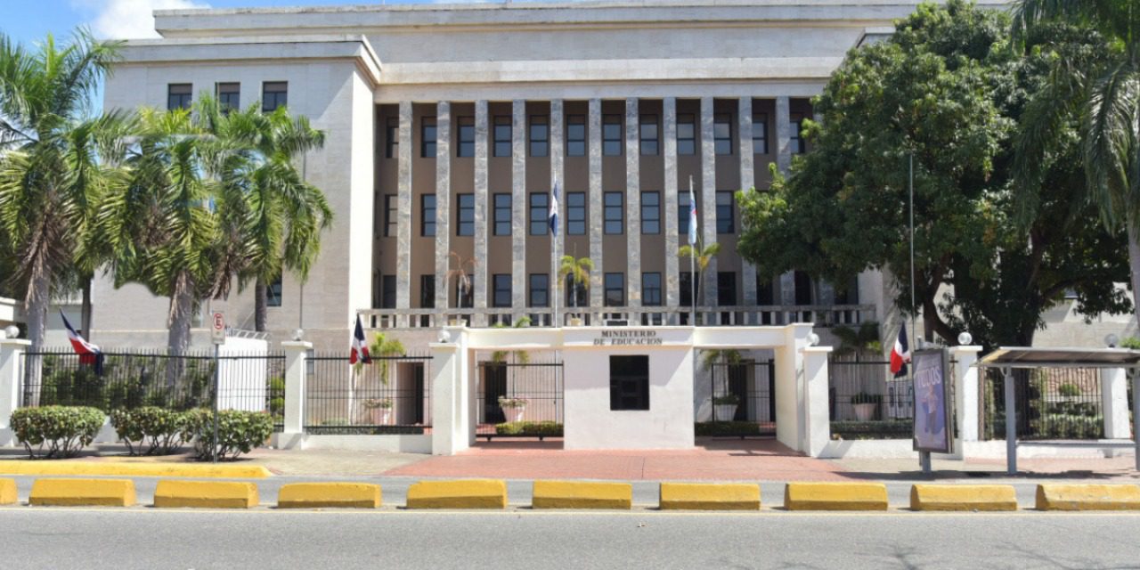 Ministerio de Educación reanuda clases mañana viernes tras suspensión preventiva por lluvias en varias provincias