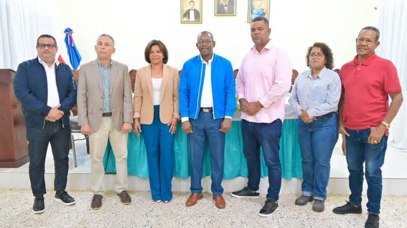 Autoridades reciben al director de UTECT para evaluar proceso de titulación en Bayaguana