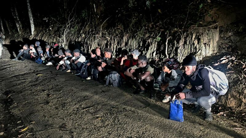 Patrulla del Ejército detiene a 19 haitianos indocumentados durante operativo en Loma de Cabrera