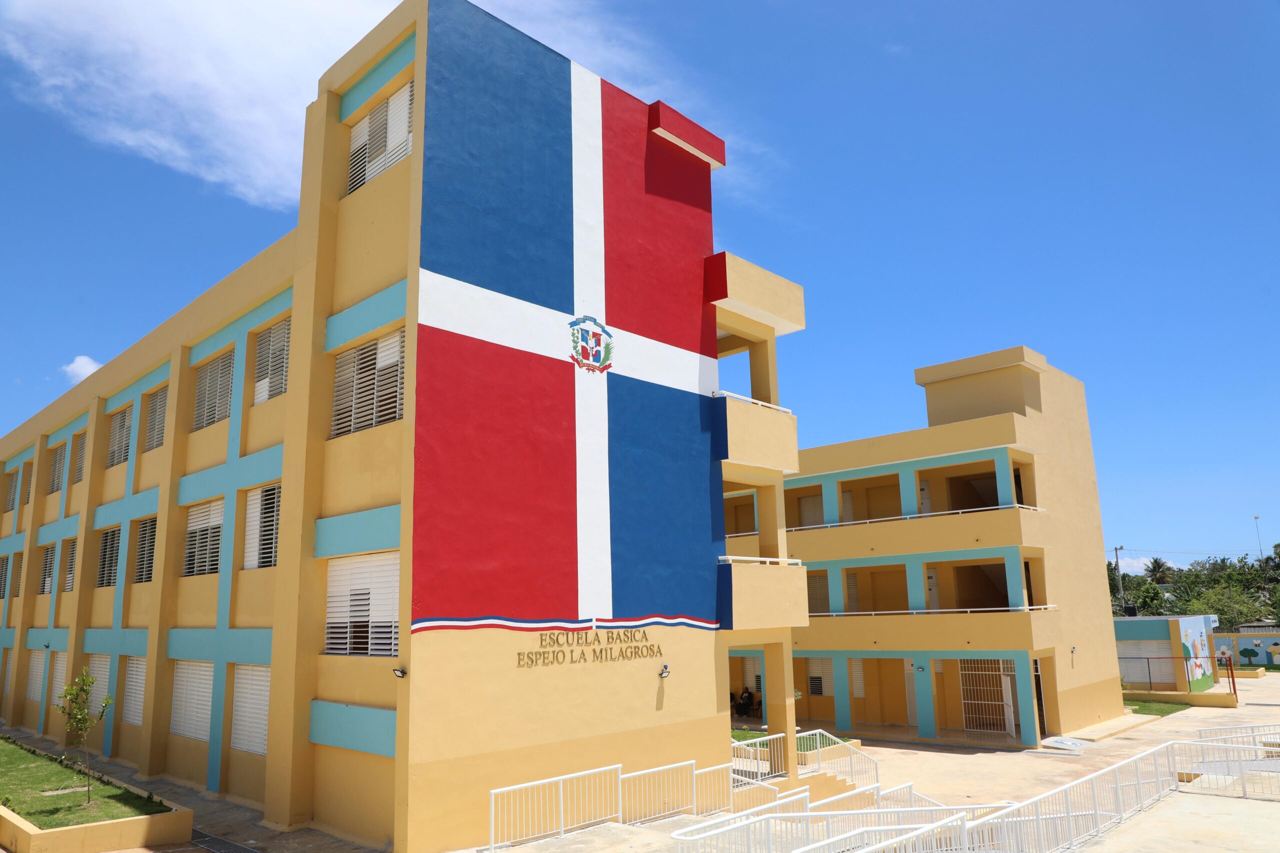 Tras 14 años de espera, presidente Abinader inaugura escuela básica en La Ureña, SDE, con capacidad para 840 niños y niñas