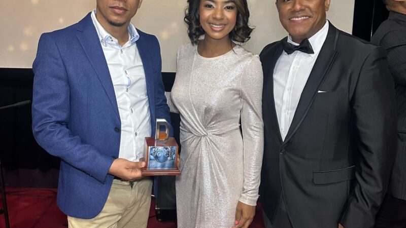 Locutor Miguel Ramírez recibe galardón en los Diamond Voice Awards 2026