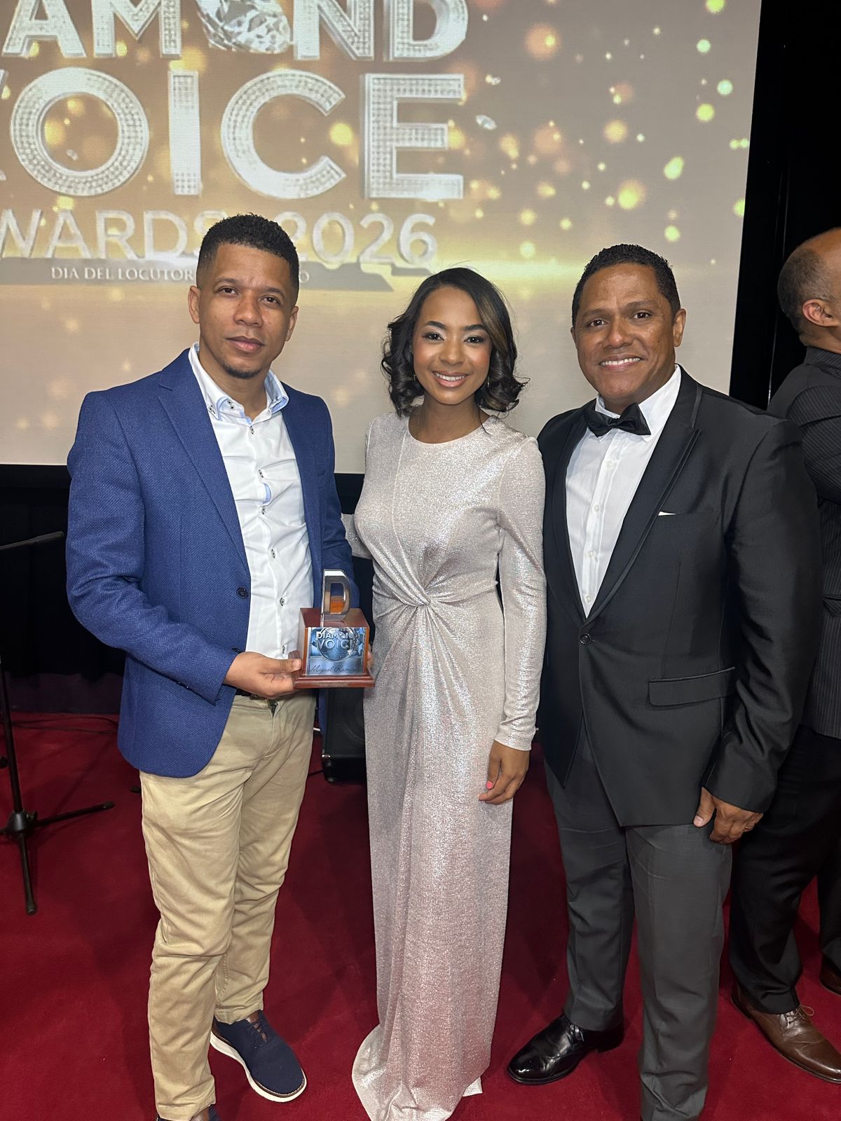 Locutor Miguel Ramírez recibe galardón en los Diamond Voice Awards 2026