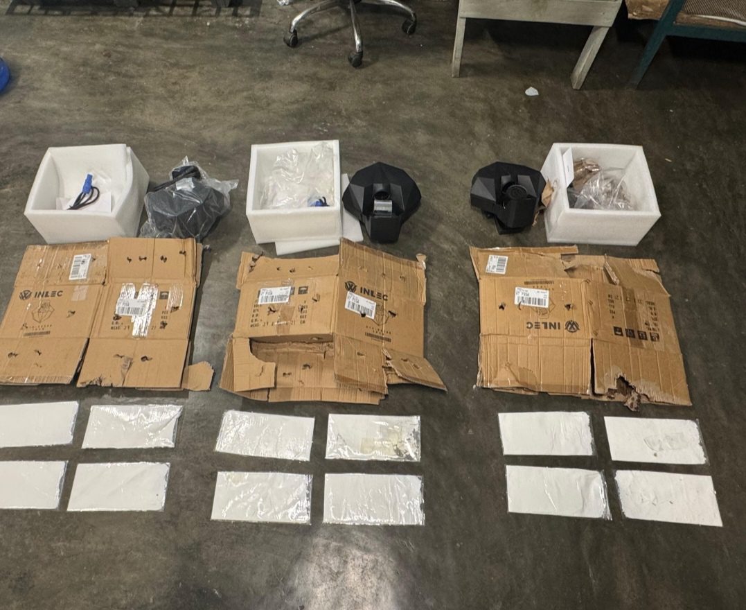 DNCD ocupa 12 láminas de presunta cocaína en el AILA