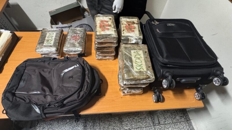 DNCD atrapa dos extranjeros con 37 paquetes de presunta cocaína 