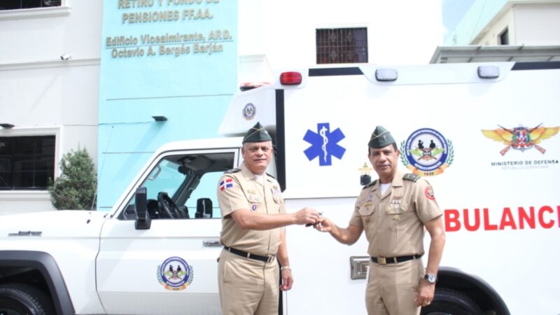 Ministro de Defensa entrega ambulancia a la Junta de Retiro y Fondo de Pensiones de las Fuerzas Armadas