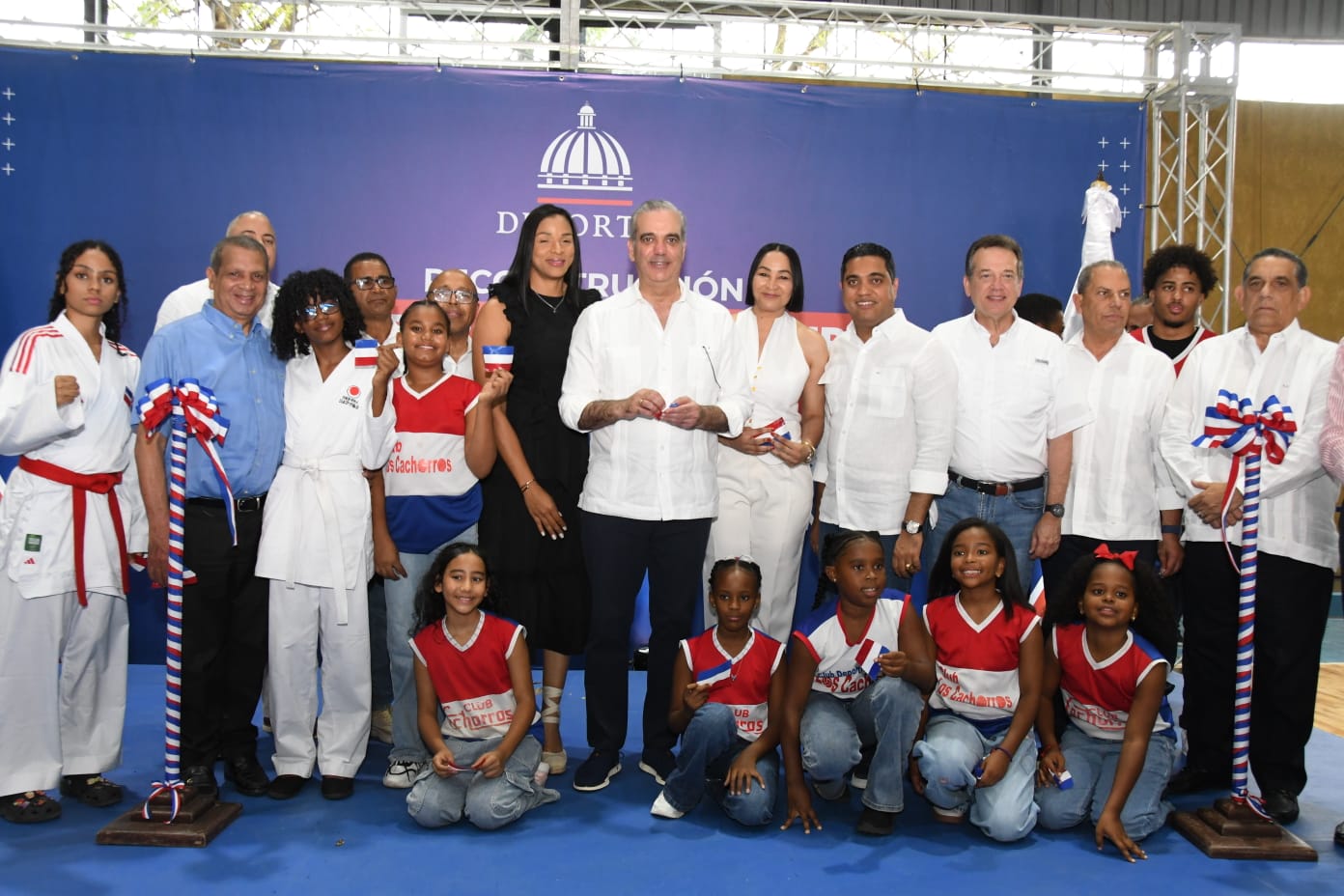Presidente entrega remodelado Club Los Cachorros de Cristo Rey
