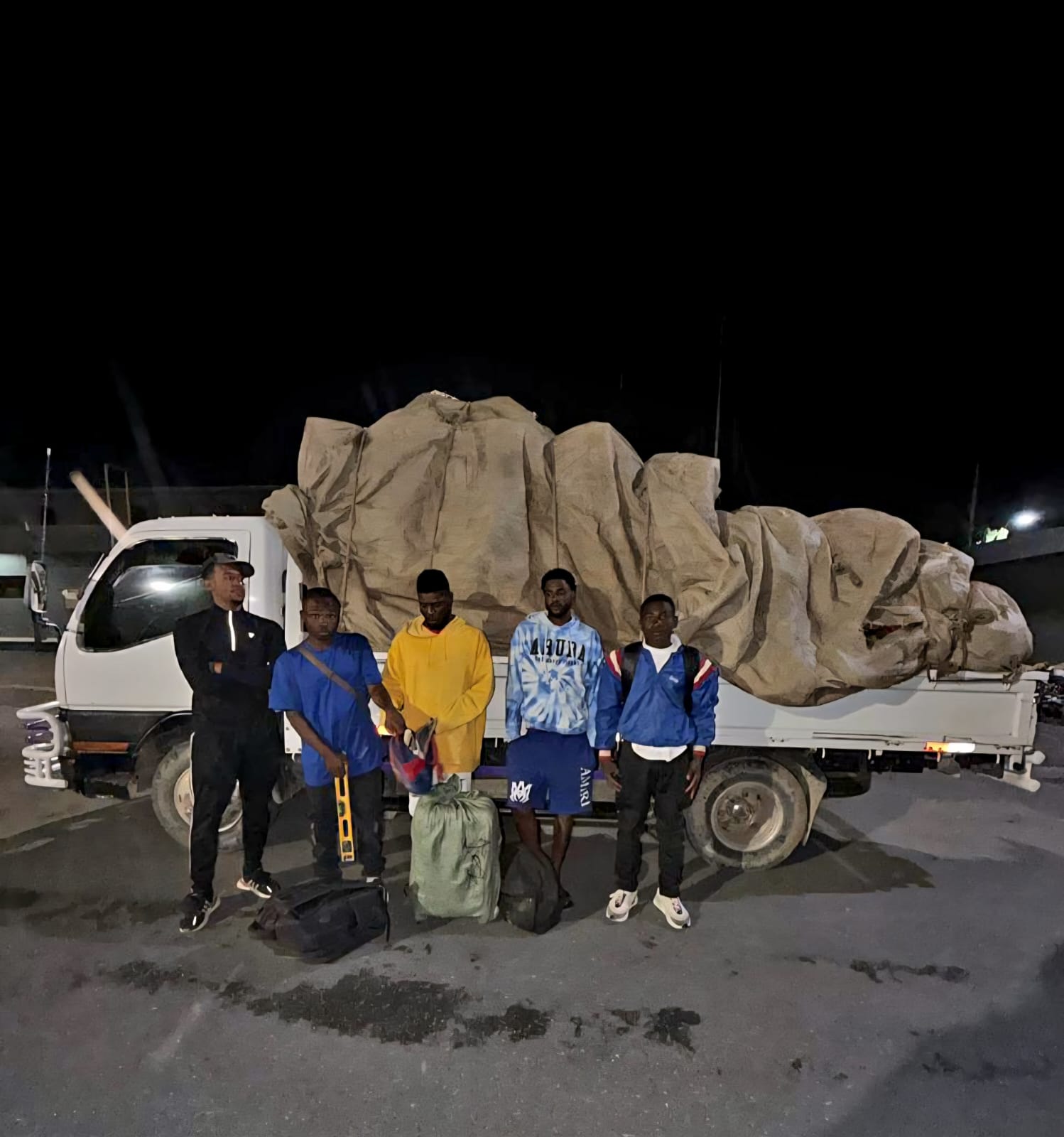 Ejército intercepta camión que transportaba haitianos indocumentados ocultos entre vegetales en Constanza