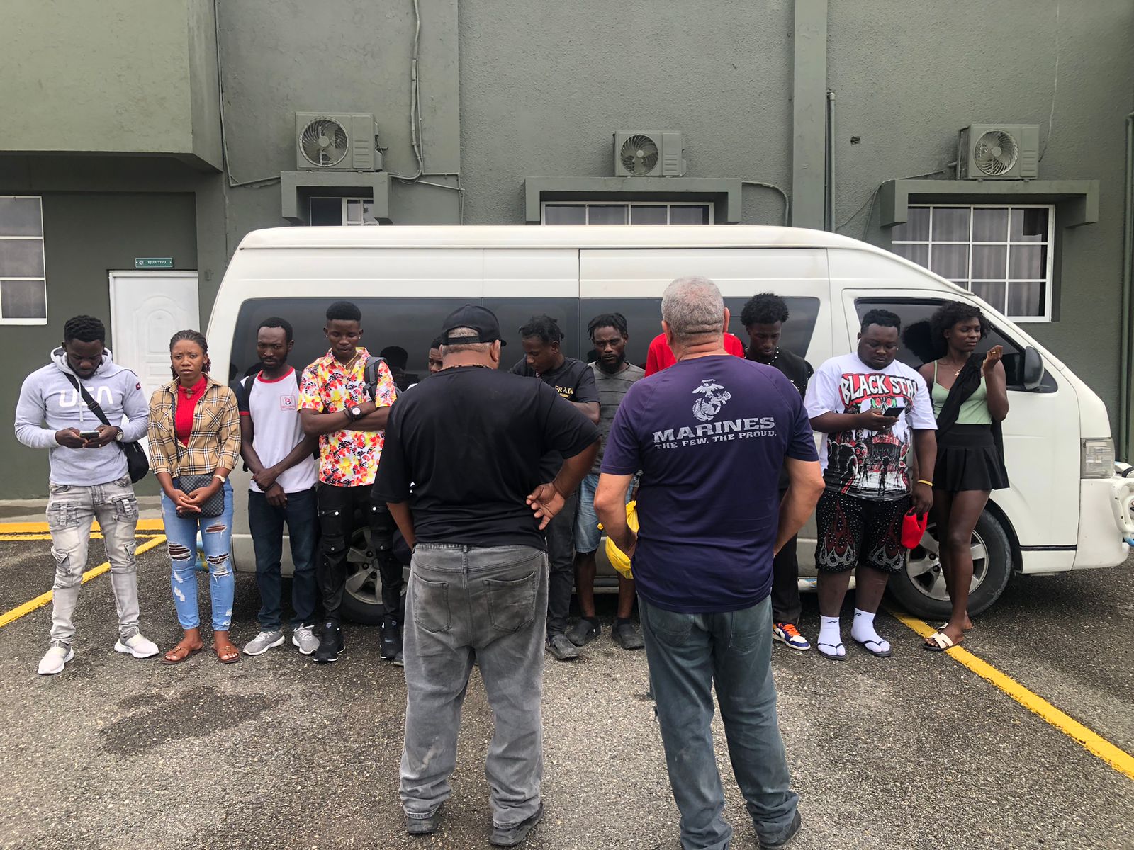 Ejército intercepta minibús con 11 haitianos indocumentados y detiene otros 5 extranjeros en Santiago