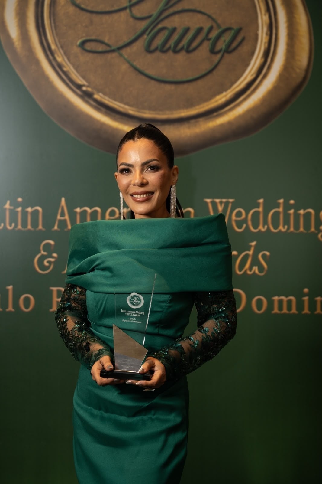 Raquel Cabrera se alza con el galardón de Mejor Maestra de Ceremonias del Gran Santo Domingo en los Premios LAWA 2026