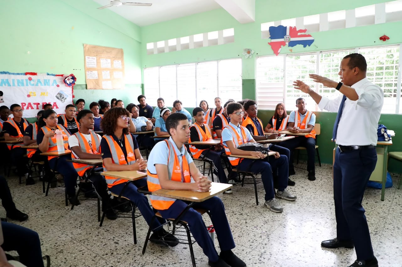 Milton Morrison imparte clases de educación vial a estudiantes de 6to de bachillerato