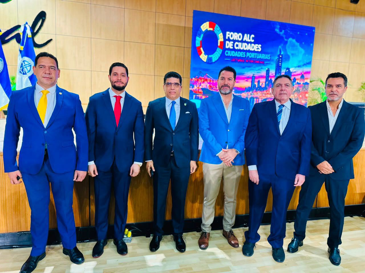 Alexander Rodríguez, director distrital de La Otra Banda, es reconocido en foro nacional de urbanismo y desarrollo territorial con presencia de Alfredo Pacheco y autoridades nacionales