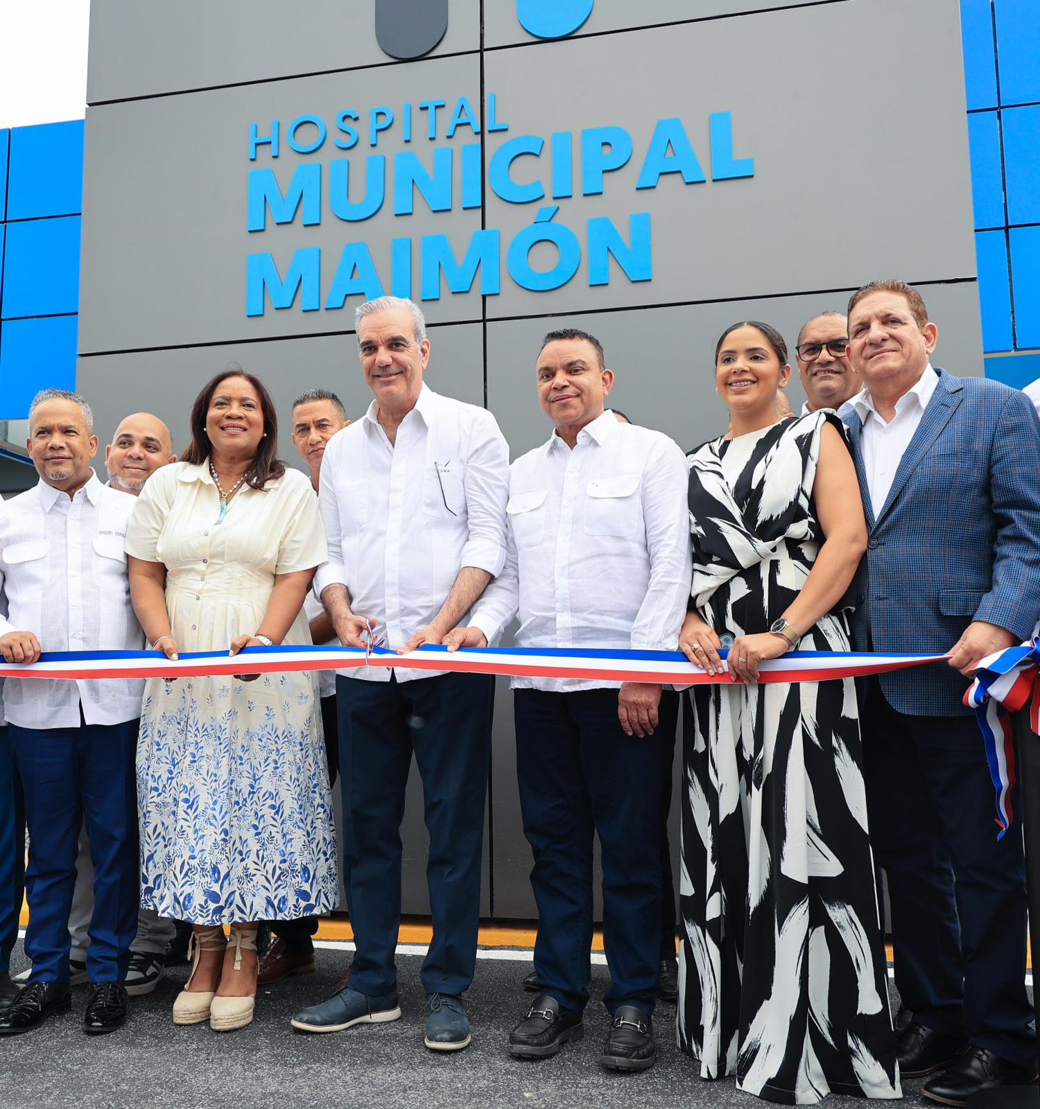 Abinader junto al director del SNS entrega remozado y ampliado el Hospital Municipal de Maimón