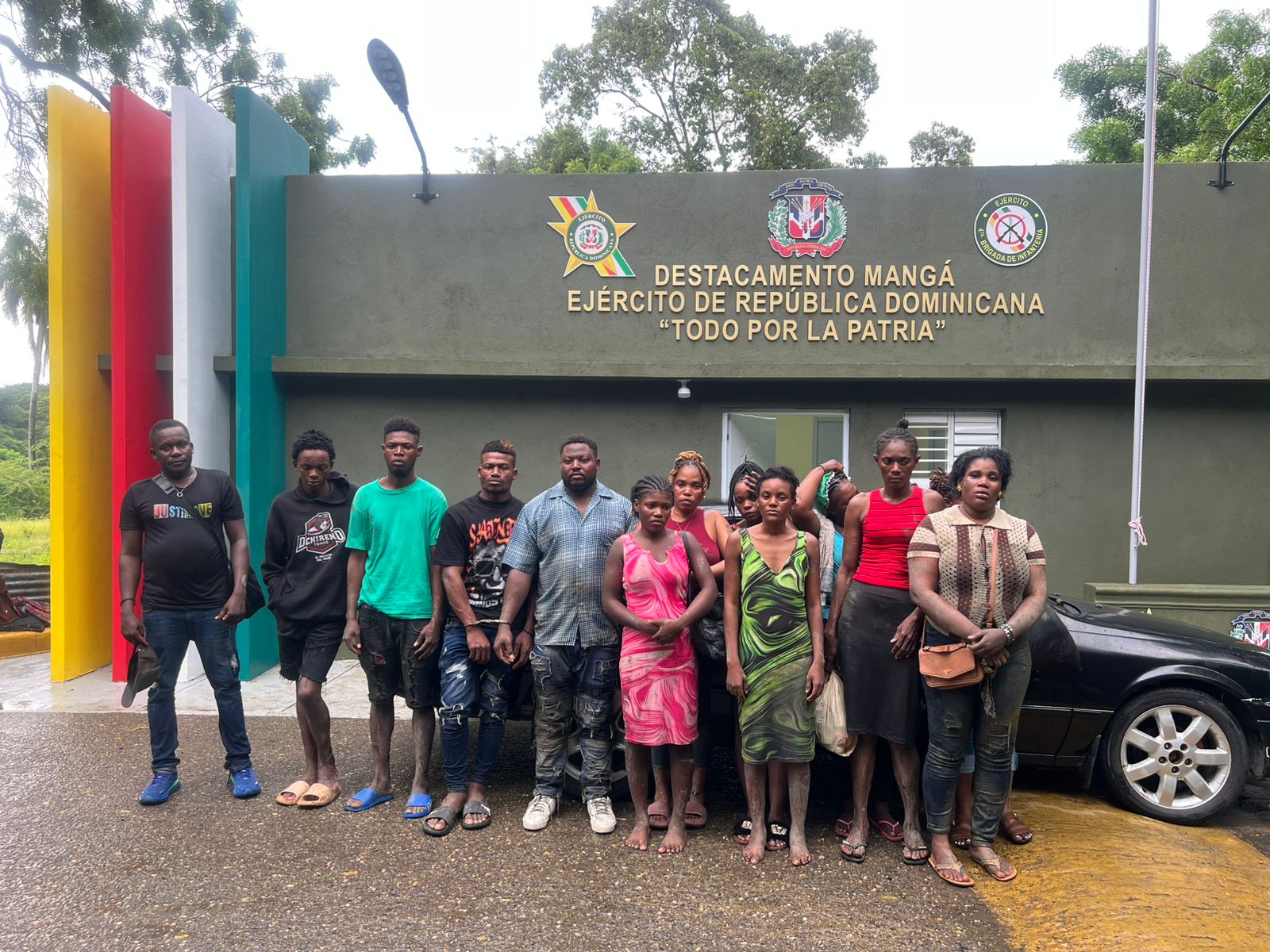 Ejército intercepta vehículo utilizado para el transporte ilegal de 14 extranjeros en Guayubín