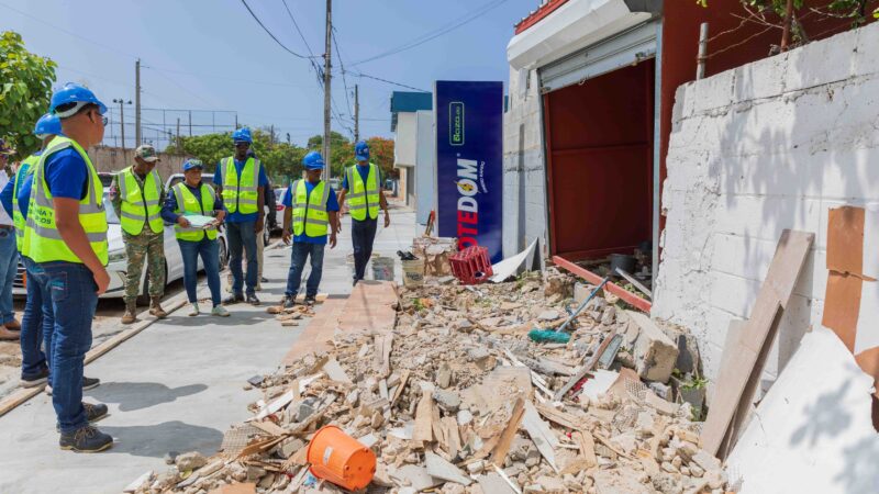 Alcaldía del DN demuele dos bancas de apuestas que operaban irregularmente en aceras
