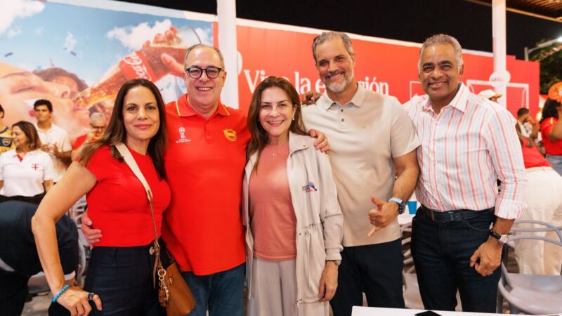 Ciudadanos disfrutan de la Copa Mundial de Fútbol en el Malecón Deportivoñ
