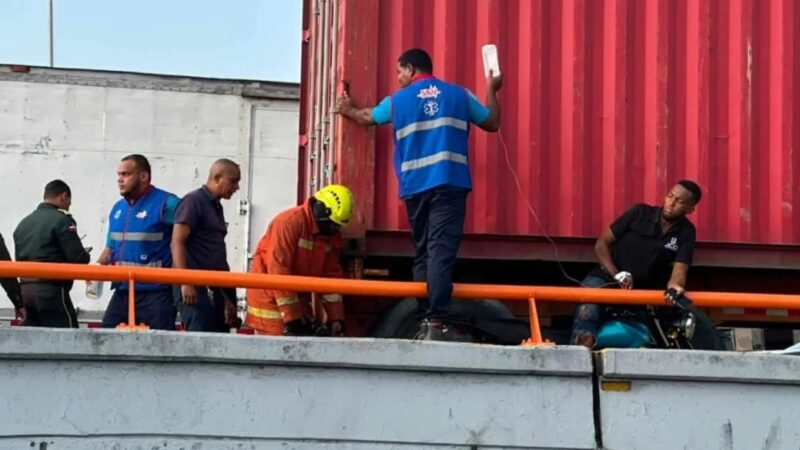 Motociclista queda atrapado entre una patana y un muro tras intentar rebasar