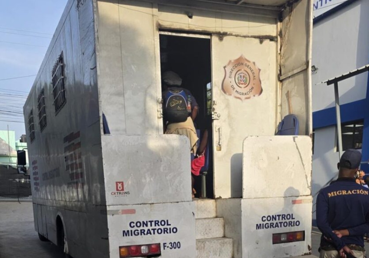 Ministerio Público y Dirección General de Migración arrestan inspector migratorio que exigió un soborno de RD$100 mil a mujer