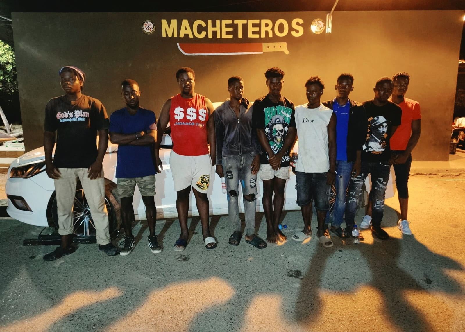 Soldados del ERD interceptan dos vehículos utilizados para transportar migrantes irregulares en Valverde