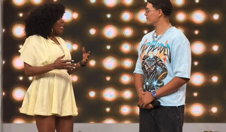 Chiky Bombom enloquece con la nueva canción del artista dominicano Luciente durante su aparición en «Hoy Día» de Telemundo promocionando su nuevo sencillo «Mírame»