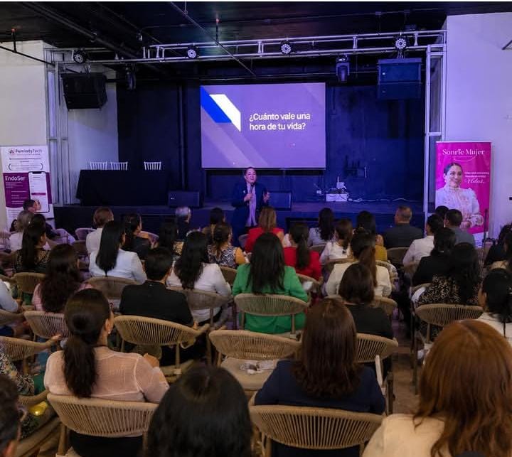 Mia Moreno llevó al WEF República Dominicana 2026 un llamado a visibilizar la «pobreza de tiempo» que enfrentan las mujeres Punta Cana – República Dominicana