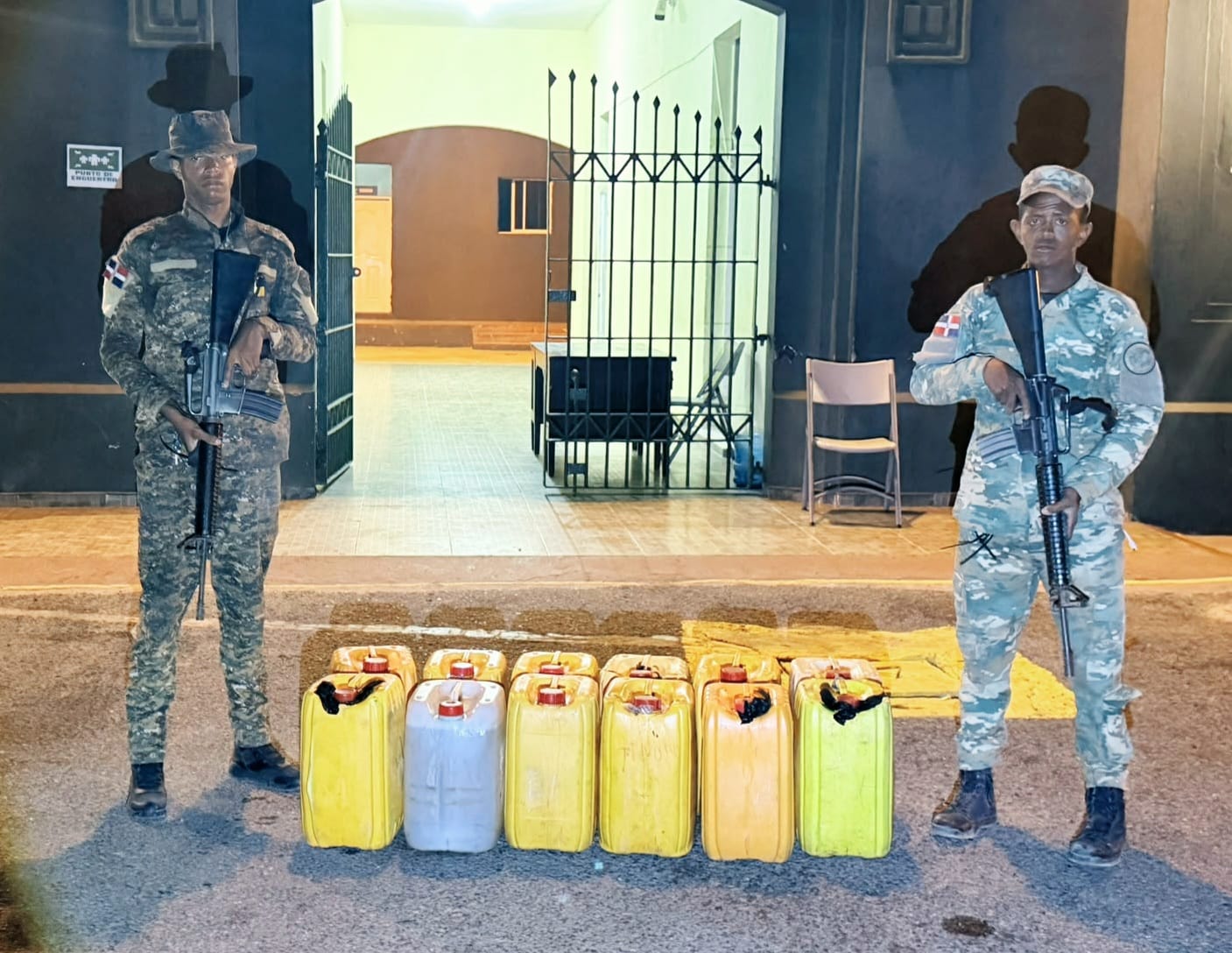 Soldados del Ejército ocupan 240 litros de clerén durante operativo en Playa Punta Luna, Montecristi