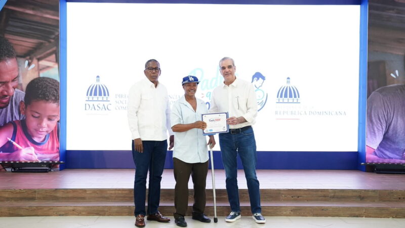 Presidente Abinader encabeza reconocimiento a miles de padres dominicanos en jornada de DASAC “Padres que Protegen”