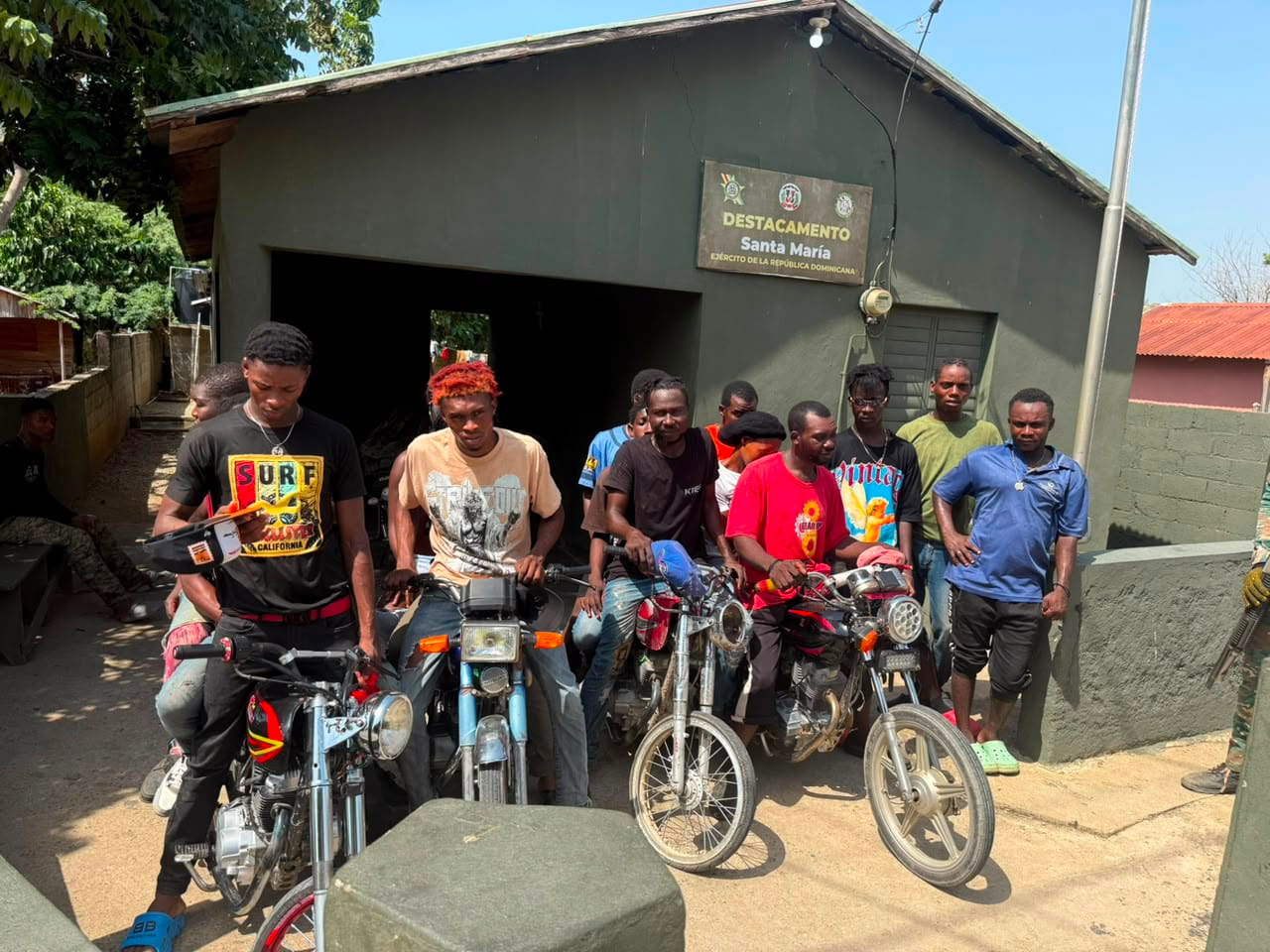 Patrulla motorizada del Ejército intercepta migrantes indocumentados y retiene motocicletas en la frontera con Dajabón