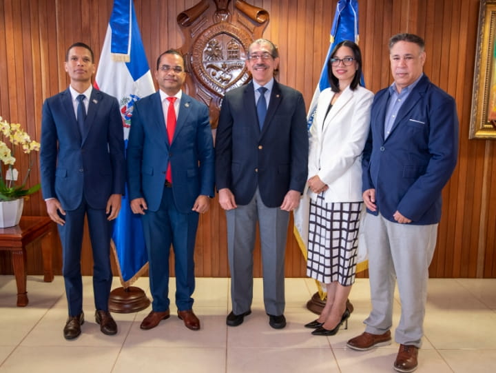 El rector Asjana David y el director del ITLA, Jimmy Rosario, fortalecerán alianza para formar en IA, ciberseguridad y transformación digital en la UASD.