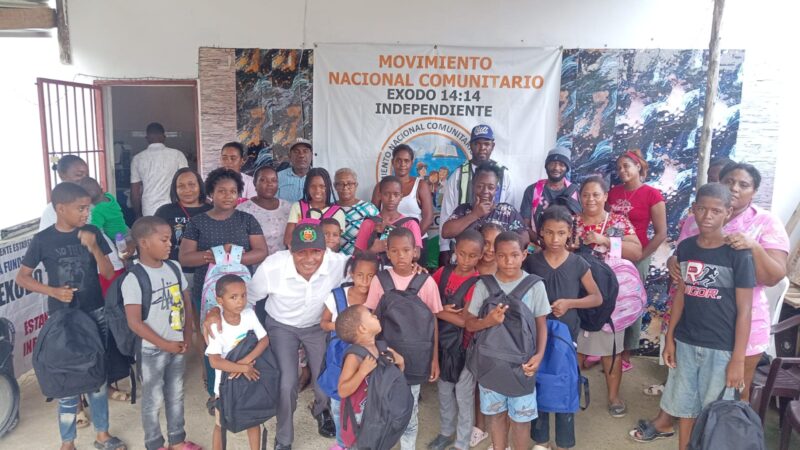 Movimiento Nacional Comunitario Éxodo 14-14 lleva útiles escolares a cientos de niños de escasos recursos en Santo Domingo Este