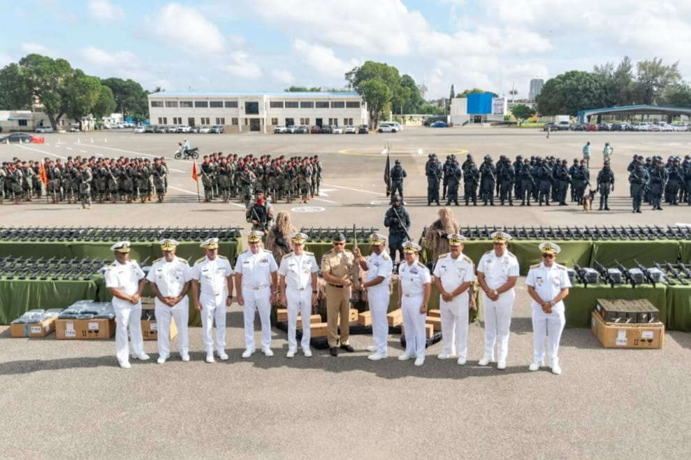Ministerio de Defensa fortalece capacidades de la Armada y la Fuerza Aérea con entrega de equipos militares y uniformes