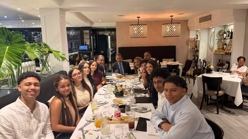 Presidente del Indotel acerca a estudiantes dominicanos de CUNY a sus raíces y cultura