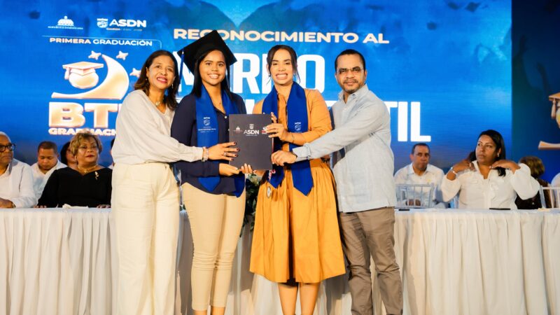 ITLA entrega 800 becas de Educación Continua durante primera graduación del programa BTI