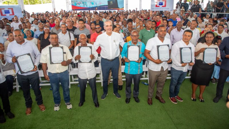 Presidente Abinader entrega 1,750 títulos de propiedad en Los Alcarrizos que benefician a unas 7,000 personas de los sectores Santa Rosa, La Esperanza, La Unión, El Tamarindo y El Progreso I & II
