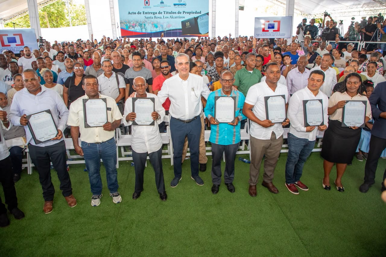 Presidente Abinader entrega 1,750 títulos de propiedad en Los Alcarrizos que benefician a unas 7,000 personas de los sectores Santa Rosa, La Esperanza, La Unión, El Tamarindo y El Progreso I & II
