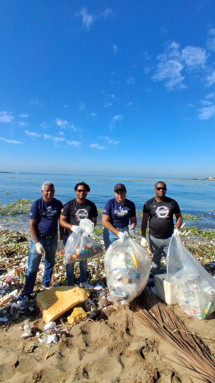 SODOMEDI y Fundación Vida Azul participan en jornada de limpieza de playa Fray Antón de Montesinos